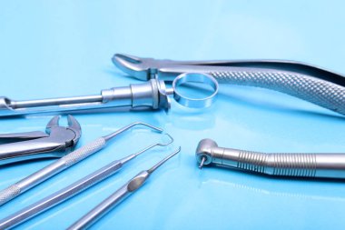 Cerrahi aletler ve araçlar için bir ameliyat masasında