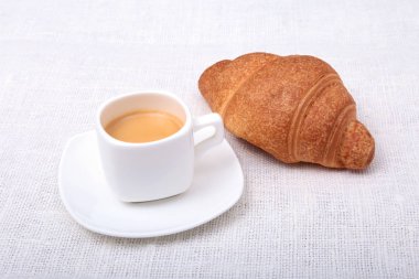 Fincan espresso kahve beyaz plaka üzerinde beyaz zemin üzerine adet kurabiye ile