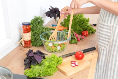 Kesme tahtası, bir cam tabak salata taze sebze. Pişirme kavramı