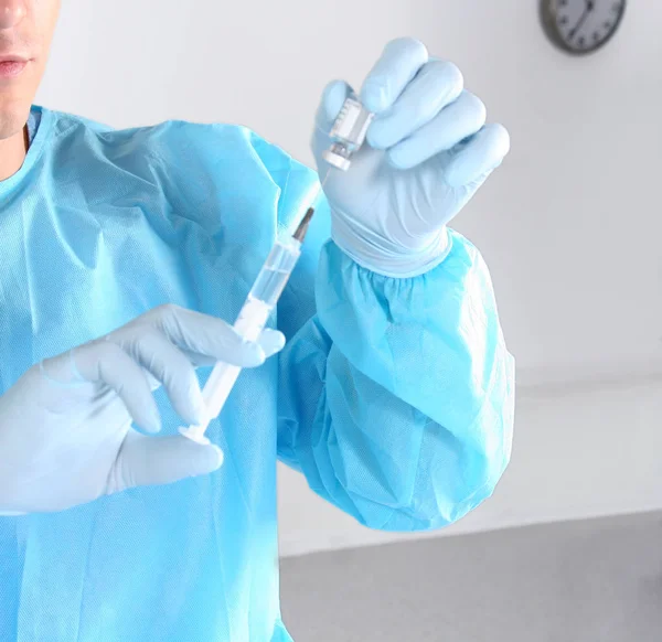 Seringue, injection médicale dans la main, la paume ou les doigts. Médicament équipement de vaccination en plastique avec aiguille. Drogue liquide narcotique . — Photo