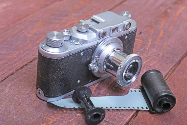 Vintage filme antigo foto-câmera em caixa de couro — Fotografia de Stock