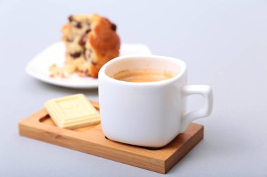 Pasta ve çikolata beyaz arka plan üzerinde beyaz Kupası'nda Klasik espresso.