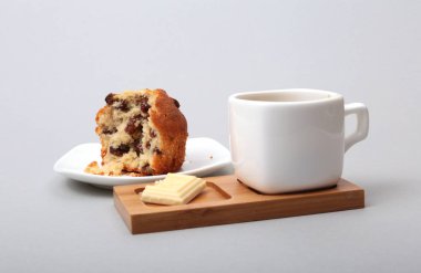 Pasta ve çikolata beyaz arka plan üzerinde beyaz Kupası'nda Klasik espresso.