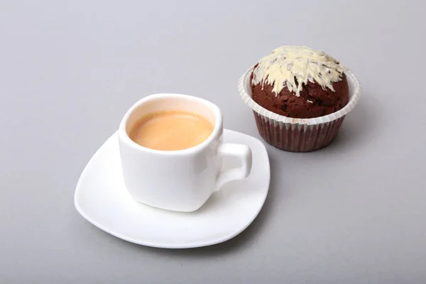 Свежие домашние кексы и белая чашка Капучино на белом фоне . — стоковое фото
