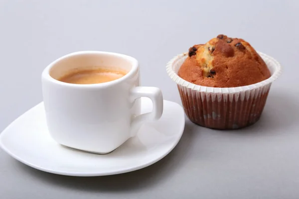 Muffins caseiros frescos e xícara branca de Cappuccino no fundo branco . — Fotografia de Stock