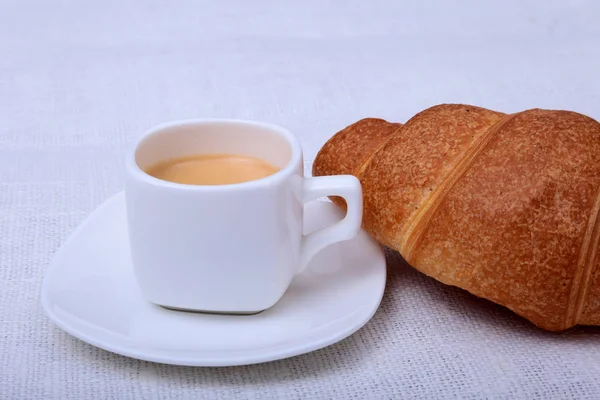サクサクの焼きたてのクロワッサンと白い背景、朝の朝食、選択と集中のコーヒー エスプレッソのカップ — ストック写真