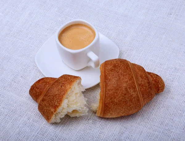 サクサクの焼きたてのクロワッサンと白い背景、朝の朝食、選択と集中のコーヒー エスプレッソのカップ — ストック写真