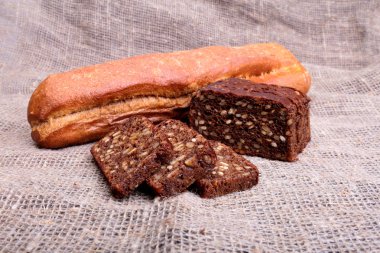 Eski çul izole çeşitli taze ekmek.