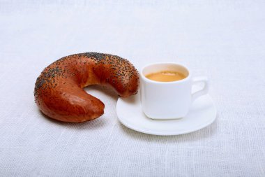Çıtır taze kruvasanlar ve fincan kahve espresso bir beyaz arka plan, sabah kahvaltı, seçici odak