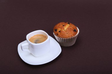 Pasta ve çikolata ile beyaz Kupası'nda Klasik espresso.