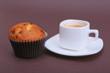 Pasta ve çikolata ile beyaz Kupası'nda Klasik espresso.