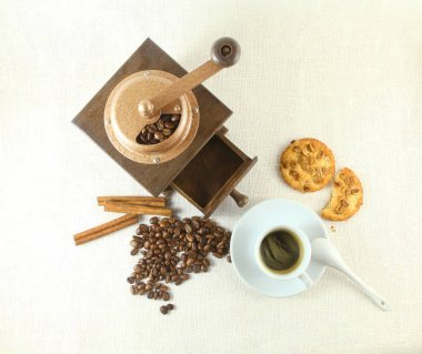 Kahve fincanı, bisküvi, değirmeni ve coffeebeans tablo
