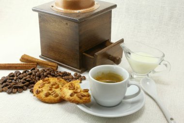 Kahve fincanı, bisküvi, değirmeni ve coffeebeans tablo