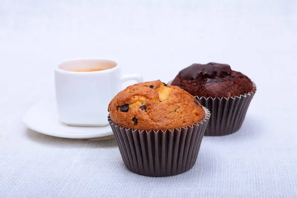 Muffin freschi fatti in casa e tazza bianca di cappuccino su sfondo bianco . — Foto Stock