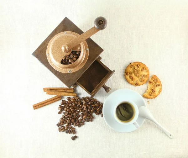 Kahve fincanı, bisküvi, değirmeni ve coffeebeans tablo