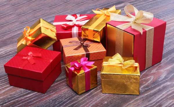 Kırmızı yay ve artalan şeritler güzel altın hediye kutusu — Stok fotoğraf