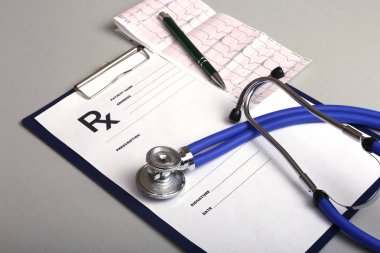 RX reçeteli, kırmızı kalp ve beyaz arka plan üzerinde bir stetoskop