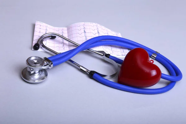 Rx Rezept, rotes Herz und ein Stethoskop auf weißem Hintergrund — Stockfoto