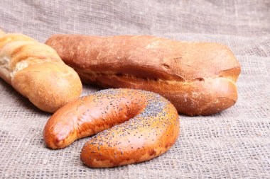 Eski çul izole çeşitli taze ekmek.