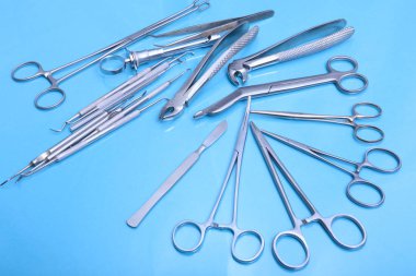 Ayna arka planda izole tıbbi ve cerrahi aletleri