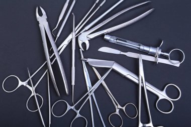 Siyah ayna arka planda izole tıbbi ve cerrahi aletleri