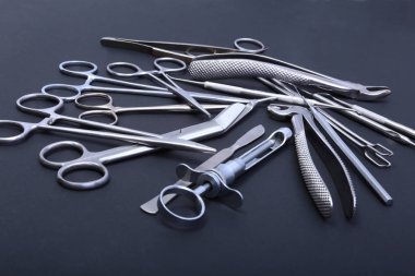 Siyah ayna arka planda izole tıbbi ve cerrahi aletleri