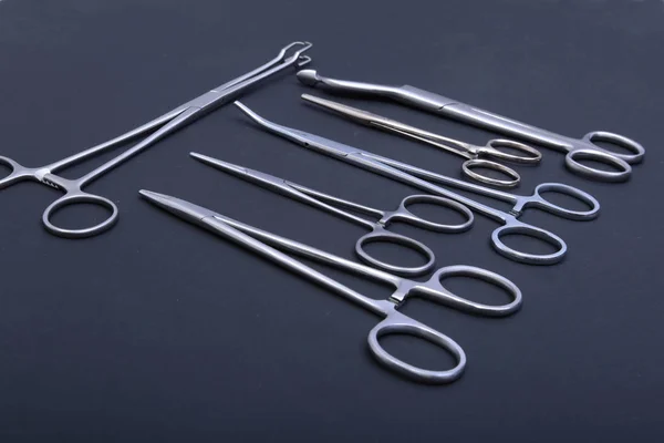 Медицинские и хирургические инструменты, изолированные в черном зеркале — стоковое фото