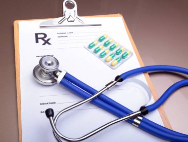 RX reçeteli, kırmızı kalp, asorted pils ve beyaz arka plan üzerinde bir stetoskop