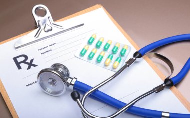 RX reçeteli, kırmızı kalp, asorted pils ve beyaz arka plan üzerinde bir stetoskop