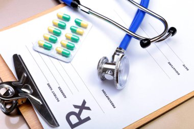 RX reçeteli, kırmızı kalp, asorted pils ve beyaz arka plan üzerinde bir stetoskop