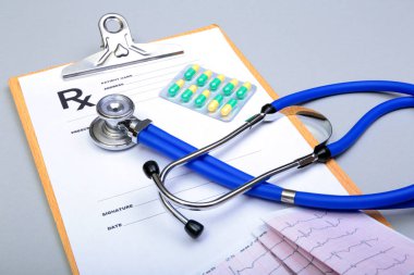 RX reçeteli, kırmızı kalp, asorted pils ve beyaz arka plan üzerinde bir stetoskop