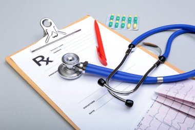 RX reçeteli, kırmızı kalp, asorted pils ve beyaz arka plan üzerinde bir stetoskop