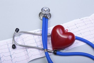 RX reçeteli, kırmızı kalp, asorted pils ve beyaz arka plan üzerinde bir stetoskop