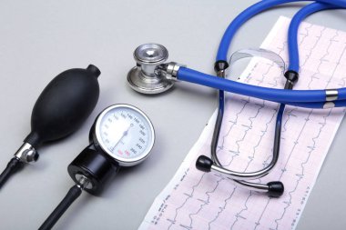 RX reçeteli, kırmızı kalp, asorted pils ve beyaz arka plan üzerinde bir stetoskop