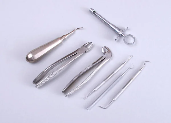 Instrumentos cirúrgicos e ferramentas na mesa para uma cirurgia — Fotografia de Stock
