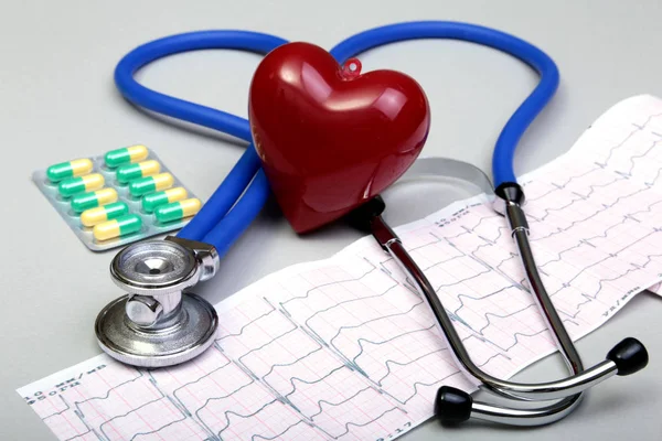 RX recept, rood hart, asorted pils en een stethoscoop op witte achtergrond — Stockfoto