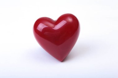 Beyaz arka planda izole edilmiş kırmızı bir kalp.