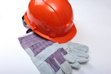 Turuncu kask, koruyucu gözlük, eldiven ve beyaz izole üzerinde ölçüm bandı