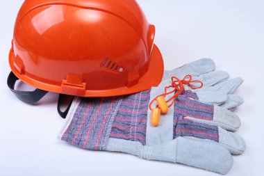 Turuncu kask, koruyucu gözlük, eldiven ve beyaz izole üzerinde ölçüm bandı