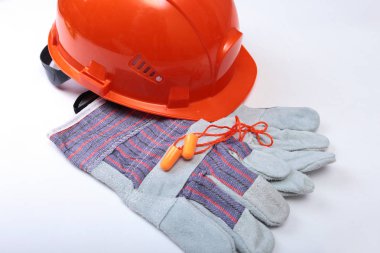 Turuncu kask, koruyucu gözlük, eldiven ve beyaz izole üzerinde ölçüm bandı