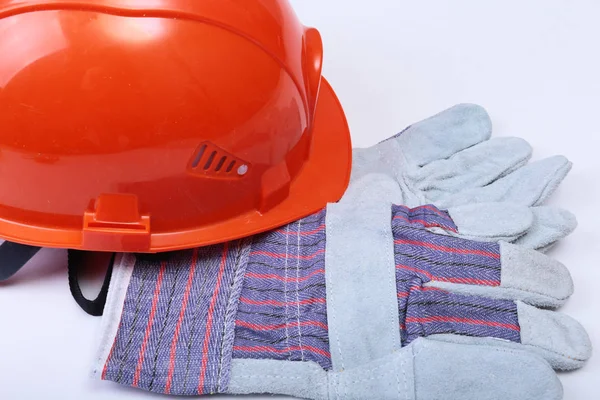 Turuncu kask, koruyucu gözlük, eldiven ve beyaz izole üzerinde ölçüm bandı