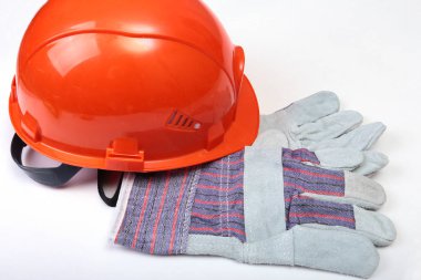 Turuncu kulaklõk, kask, koruyucu gözlük, eldiven. Diğeri beyaz bir arka plan üzerinde gürültü azaltmak için. metninizi yerleştirebilirsiniz.