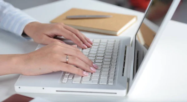Жіночий офісний працівник, що друкує на клавіатурі — стокове фото