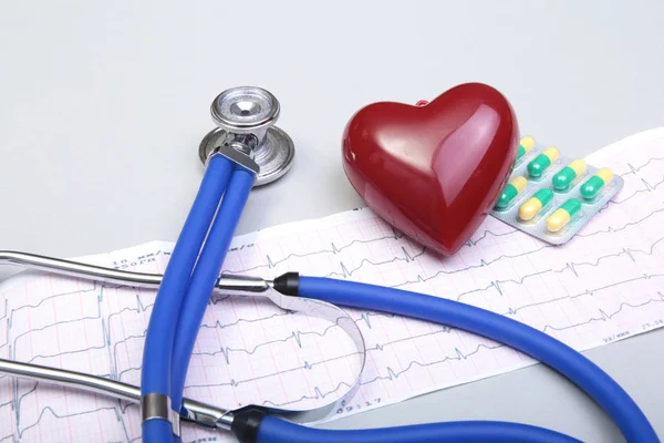RX reçeteli, kırmızı kalp, asorted pils ve beyaz arka plan üzerinde bir stetoskop