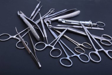 Cerrahi aletler ve araçlar için bir ameliyat masasında