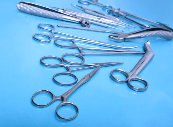 Хирургические инструменты и инструменты на столе для операции — стоковое фото