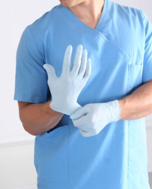 Steril eldiven yalıtılmış beyaz koyarak doktor