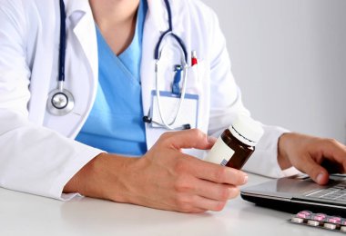 Doktorların elinde bir sürü farklı hap var.