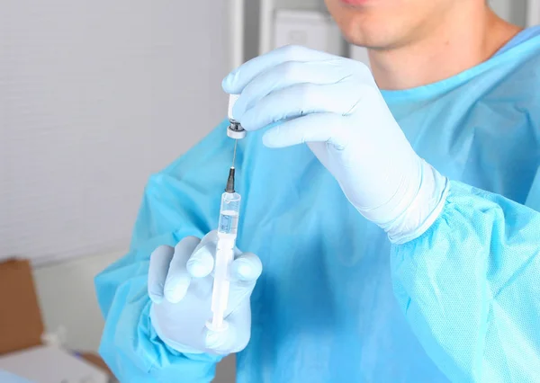 Seringue, injection médicale dans la main, la paume ou les doigts. Médicament équipement de vaccination en plastique avec aiguille. Drogue liquide narcotique . — Photo