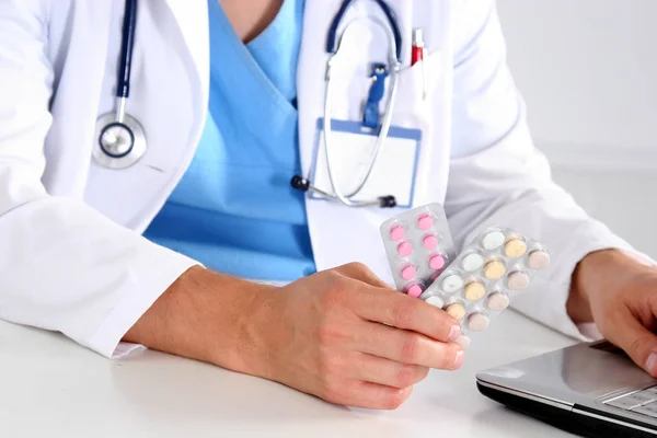 Рука врачей, держащих много различных таблеток — стоковое фото